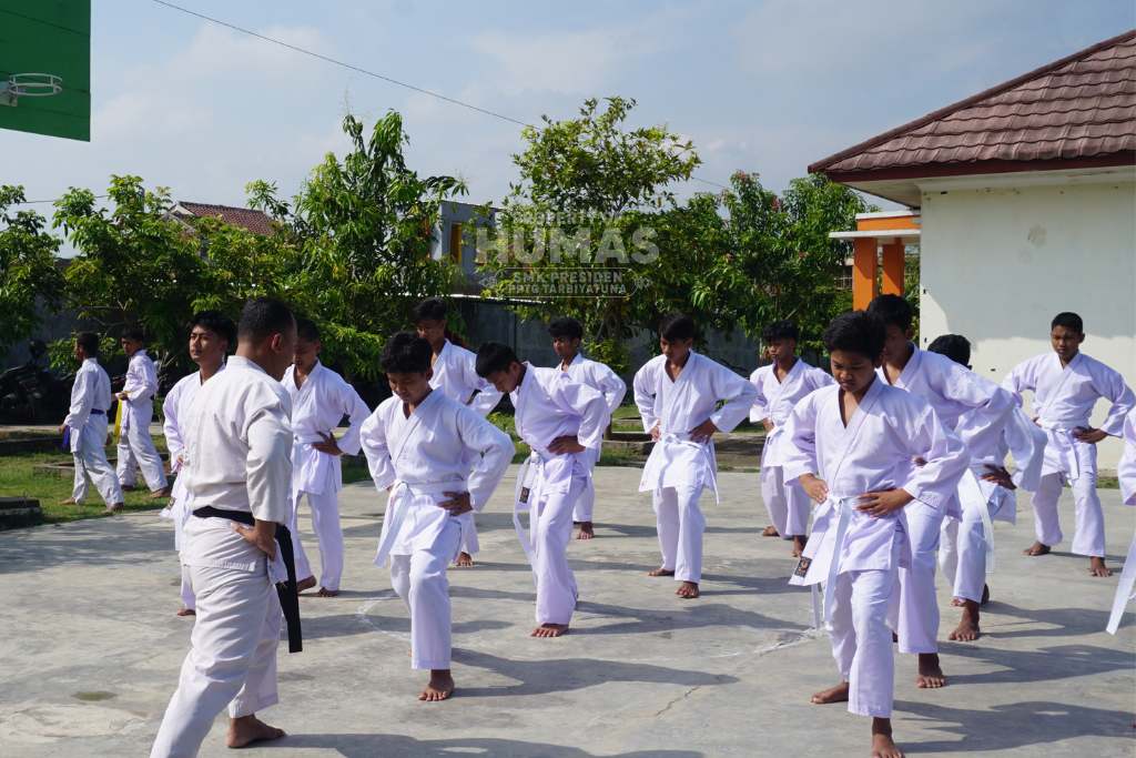 EKSTRAKURIKULER KARATE SMK PRESIDEN-PPTQ TARBIYATUNA
