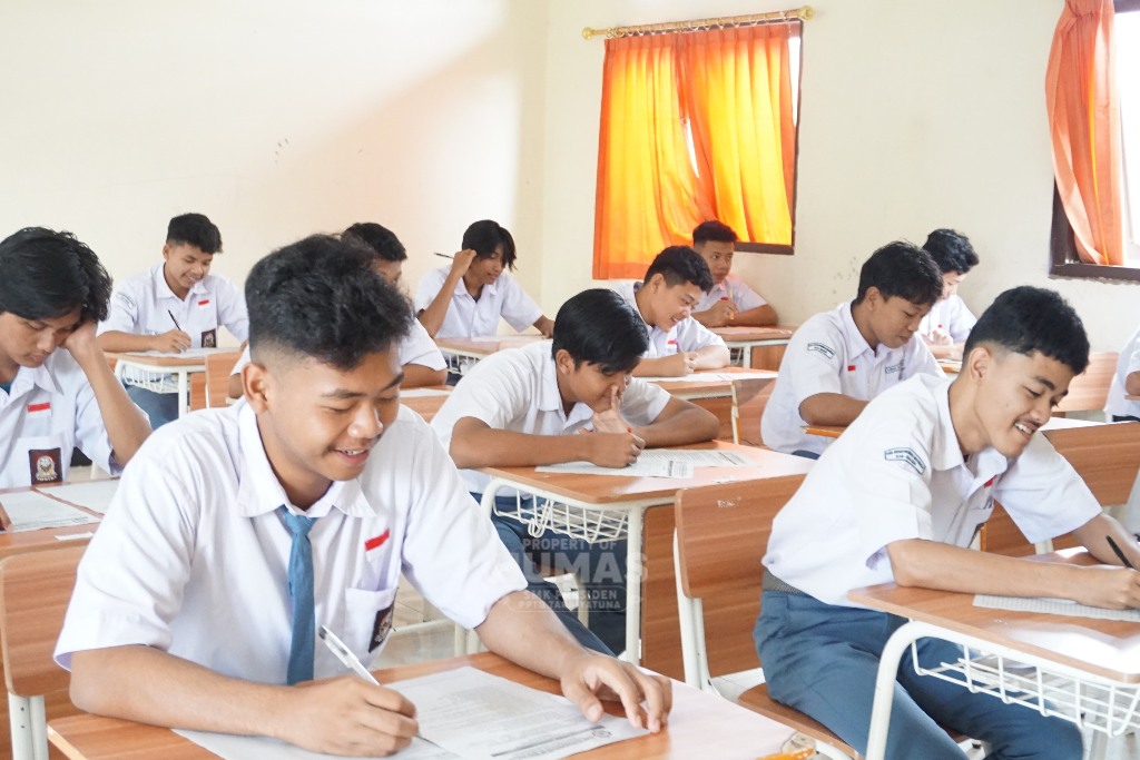 EVALUASI HASIL BELAJAR DENGAN PENILAIAN TENGAN SEMESTER (PTS)