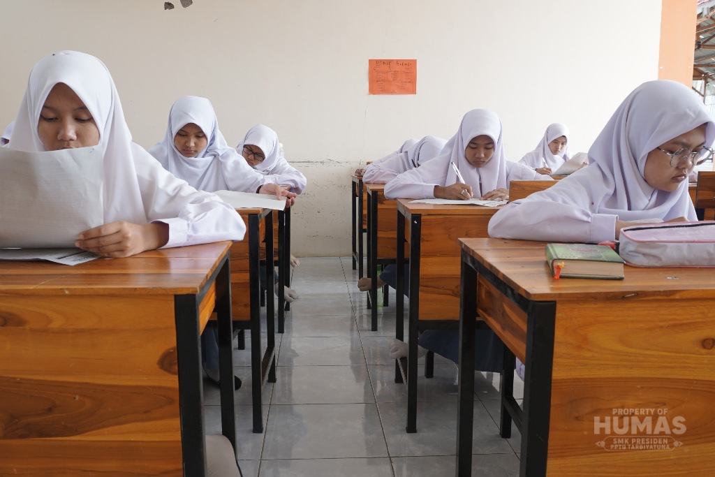 BELAJAR BAHASA INTERNASIONAL DI ENGLISH CLUB SMK PRESIDEN