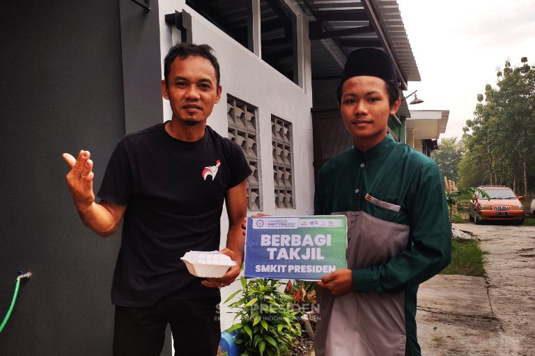 Santri SMK Entrepreneur Indonesia Sragen Bagikan Takjil Gratis ke Warga Sekitar Sekolah